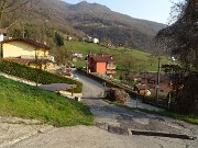 94 A Pratogrande di Poscante, agganciata la strada asfaltata, raggiungo il parcheggio di Cafredda